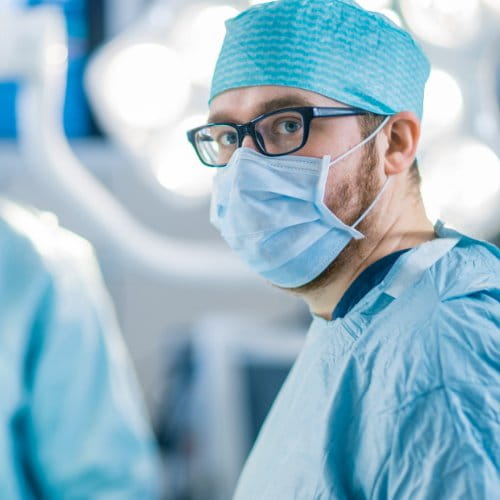 Arzt in OP-Keidung in einem Operationssaal