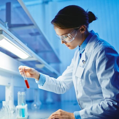 Medizinische Laborantin hält ein Reagenzglas