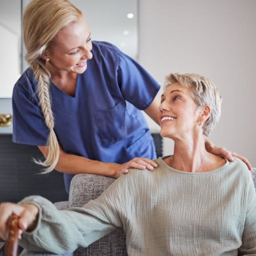 Pflegerin wendet sich einer Patientin zu
