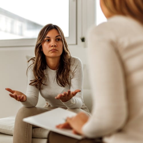Pädagogische Gespräch von 2 Frauen