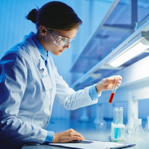 Medizinische Laborantin hält ein Reagenzglas