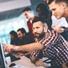 Gruppe junger Menschen an PCs